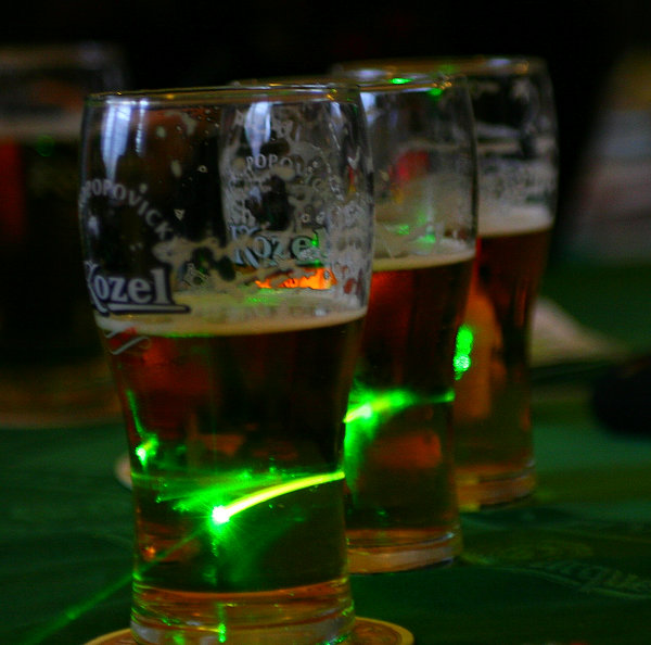 Zelený laser v pivu
