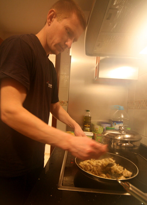 Marek v kuchyni